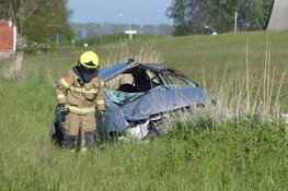 Bestuurder gewond nadat hij met auto over de kop slaat in Anna Paulowna