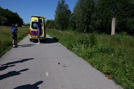 Wielrenner komt lelijk ten val bij Middenmeer