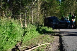 Gewonde bij ongeval in Wieringerwerf: bestelbus tegen boom
