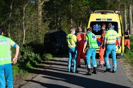 Gewonde bij ongeval in Wieringerwerf: bestelbus tegen boom