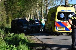 Gewonde bij ongeval in Wieringerwerf: bestelbus tegen boom