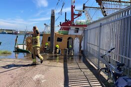 Kleine brand op aangemeerde boot in Den Oever