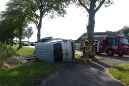 Bedrijfsbus op zijn kant in Waarland na mogelijke wilde rit