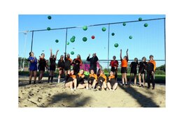 Lionsclub Anna Paulowna schenkt HV Kleine Sluis nieuwe beachballen