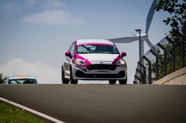 Autocoureur Daniëlle Geel redt zich uit hachelijke situatie en dendert naar twee podiumplaatsen in Ford Fiesta Cup