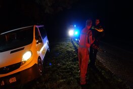 Personenbusje raakt van de weg in Middenmeer