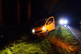 Personenbusje raakt van de weg in Middenmeer