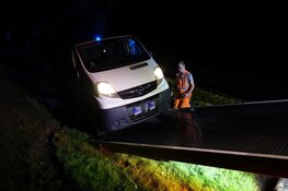 Personenbusje raakt van de weg in Middenmeer