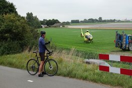 Traumahelikopter bij landbouwbedrijf in Breezand