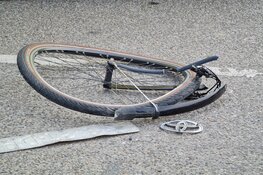 Harde aanrijding in 't Veld, vrouw naar ziekenhuis