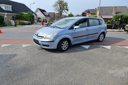 Harde aanrijding in 't Veld, vrouw naar ziekenhuis