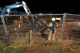 Auto met drie inzittenden crasht en vliegt in brand