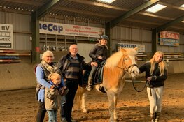 Kunstenares Frea Mea‘ int’ tegenprestatie voor doneren schilderij bij de Wironruiters