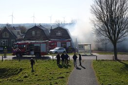 Grote brand in garage van woning in Den Oever