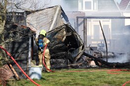 Grote brand in garage van woning in Den Oever