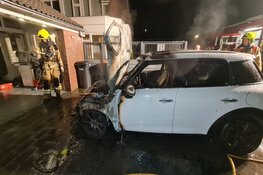 Auto door brand verwoest in 't Veld