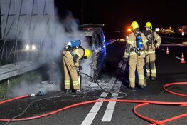 Auto vliegt opeens in brand op A7 bij Middenmeer