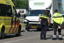 Gewonden na aanrijding tussen twee auto&#39;s en bakwagen in Anna Paulowna