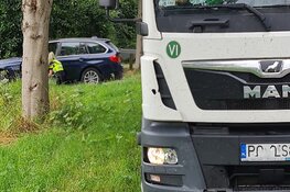 Vrachtwagen tegen auto gereden in Slootdorp