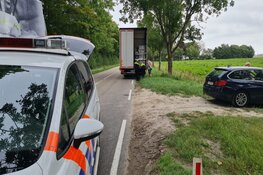 Vrachtwagen tegen auto gereden in Slootdorp