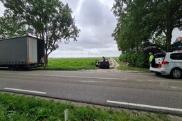 Vrachtwagen tegen auto gereden in Slootdorp
