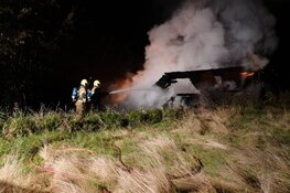Chalet op De Wierde in Den Oever door brand verwoest