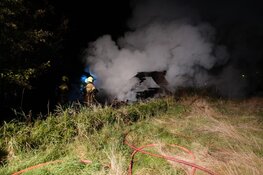 Chalet op De Wierde in Den Oever door brand verwoest