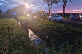 Auto op de kop in sloot in Winkel, bestuurster gewond