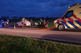 Auto op de kop in sloot in Winkel, bestuurster gewond