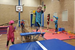 Pakjes mikken en van dak tot dak zwieren op Pieten Gymfeest van Team Sportservice