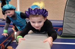 Pakjes mikken en van dak tot dak zwieren op Pieten Gymfeest van Team Sportservice