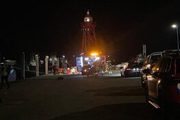 Goederen van schip vatten vlam aan Oostkade in Den Oever