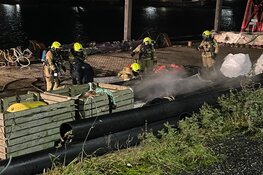 Goederen van schip vatten vlam aan Oostkade in Den Oever
