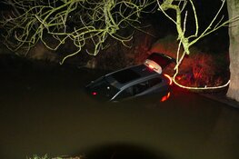 Auto te water bij ongeval in Barsingerhorn