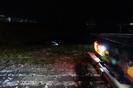 Auto te water bij Middenmeer