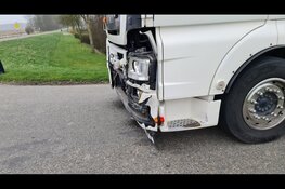 Botsing tussen auto en vrachtwagen in Slootdorp