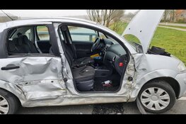 Botsing tussen auto en vrachtwagen in Slootdorp