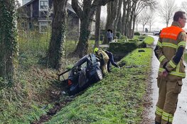 Ernstig ongeval in Slootdorp: automobiliste rijdt tegen boom