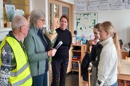 Leerlingen Basisschool De Snip overhandigen wethouder Lilian Peters adviesrapport