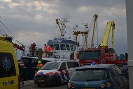 Man zwaargewond na val op vissersboot