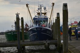 Man zwaargewond na val op vissersboot