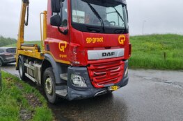 Auto en vrachtauto botsen in Middenmeer