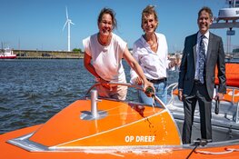 Nieuwe KNRM-reddingboot Den Oever gedoopt door watersportfamilie