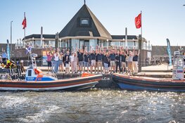 Nieuwe KNRM-reddingboot Den Oever gedoopt door watersportfamilie
