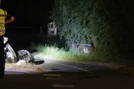 Auto zijwaarts in sloot na aanrijding in `t Veld