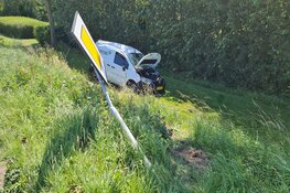 Aanrijding in Slootdorp, bestelbus van talud
