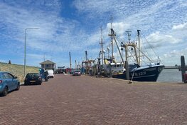 Brand op vissersschip in haven van Den Oever