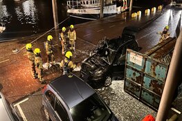 Auto in brand bij haven Den Oever