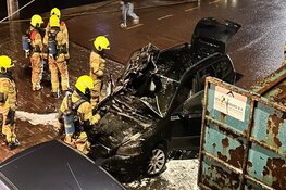 Auto in brand bij haven Den Oever