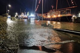 Waterballet in haven Den Oever: overstroming op kades
